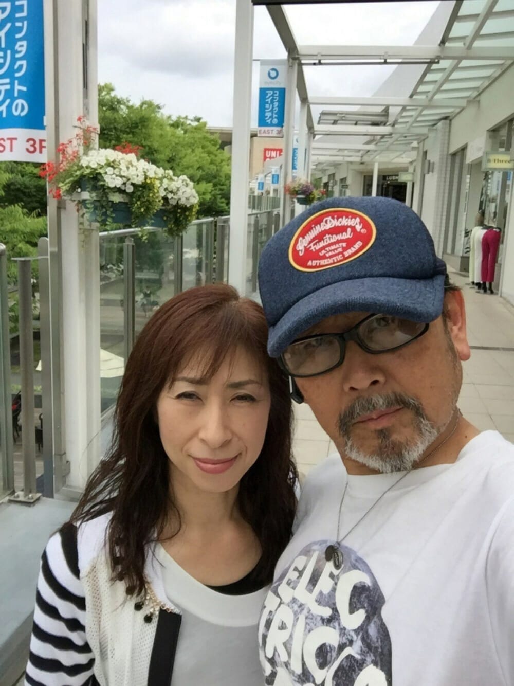 ホワイト系のTシャツ/カットソー、ブラウン系のトップス、その他のTシャツ/カットソーを着用したメンズの夏コーディネートの1枚目の写真