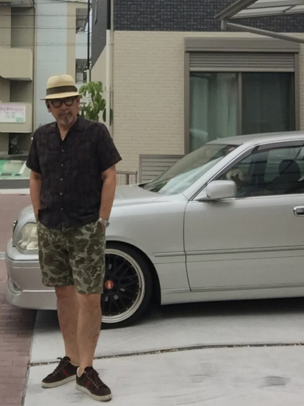ブラウン系のシャツ/ブラウス、その他のトップス、ホワイト系のスニーカーを着用したメンズの夏コーディネートの1枚目の写真