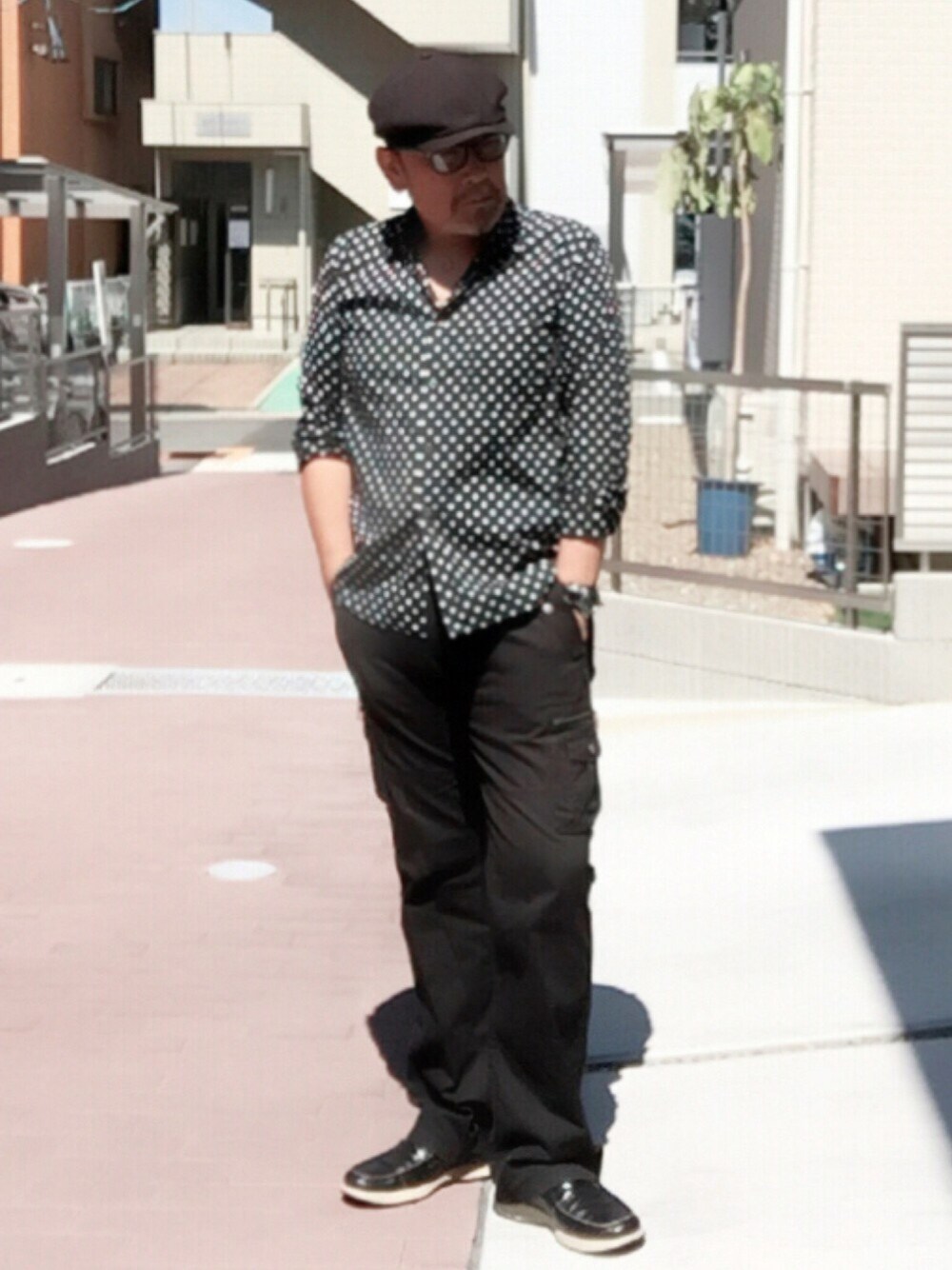 ブラック系のシャツ/ブラウス、ホワイト系のトップス、ホワイト系のトップスを着用したメンズの秋コーディネートの1枚目の写真