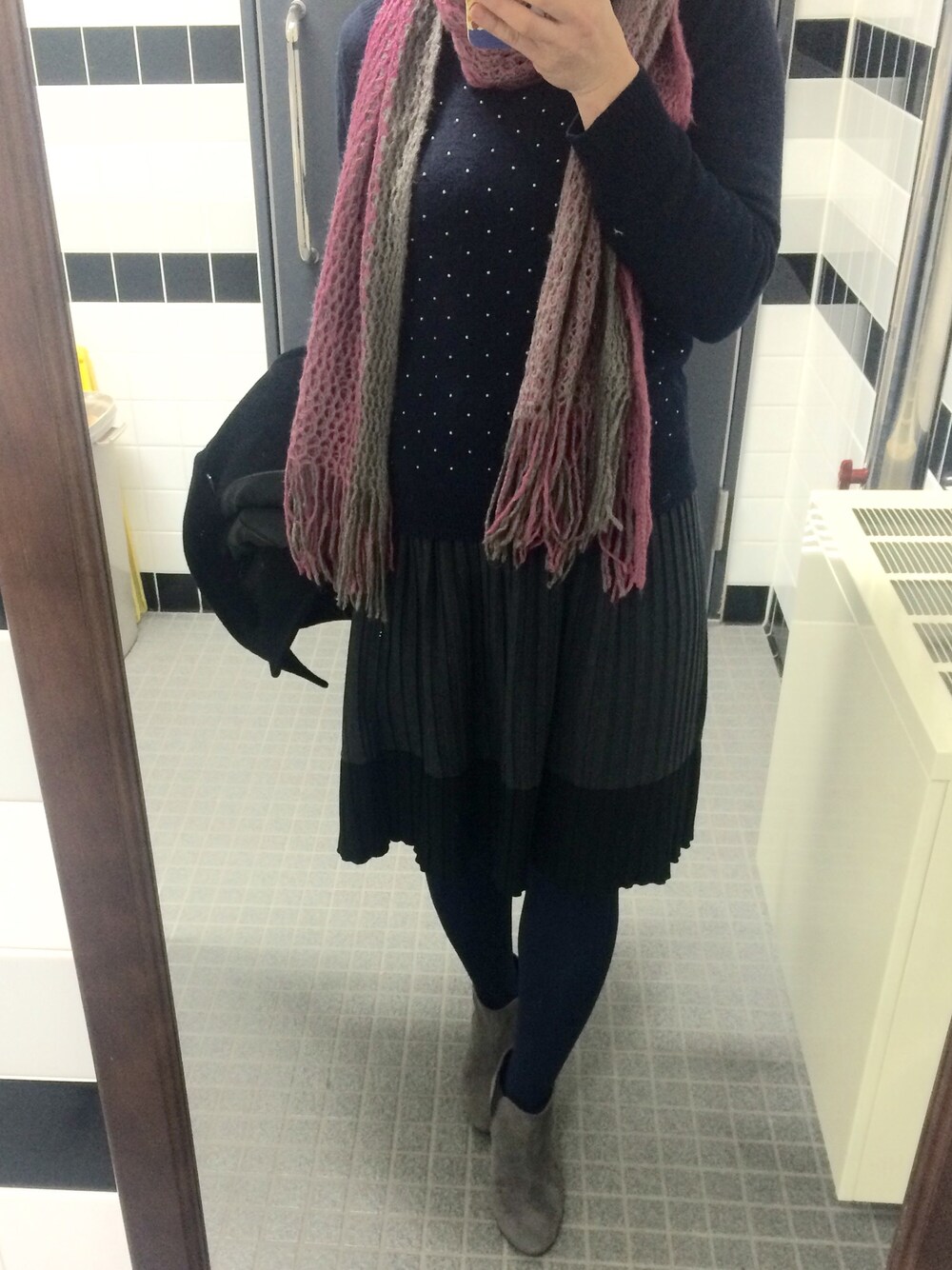 ブルー系のTシャツ/カットソー、グレー系のスカート、グレー系のブーティを着用したレディースの冬コーディネートの1枚目の写真