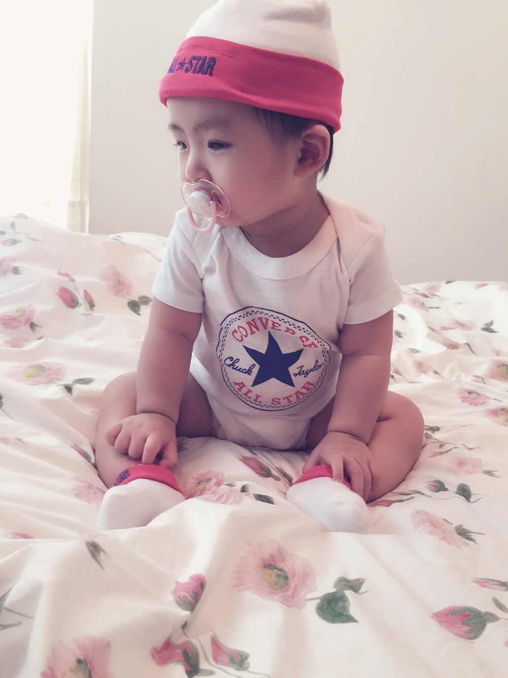 「CONVERSEのアイテム（マタニティウェア/グッズ、ホワイト系）」を使った、Sofiaさん（レディース・165cm）の秋コーディネートの1枚目の写真