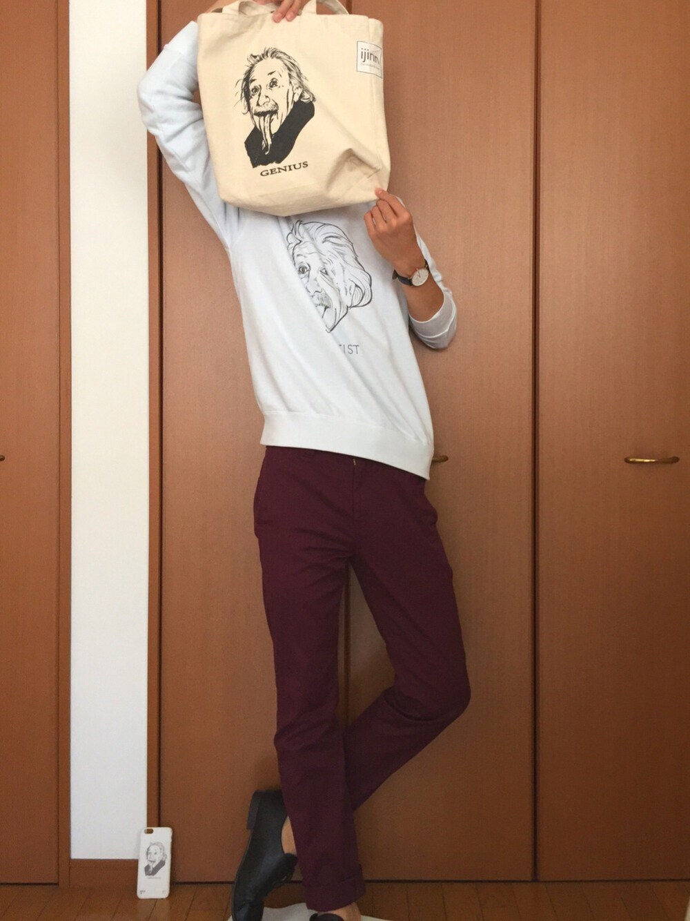 ホワイト系のスウェット、ホワイト系のトートバッグ、レッド系のチノパンツを着用したメンズの夏コーディネートの1枚目の写真