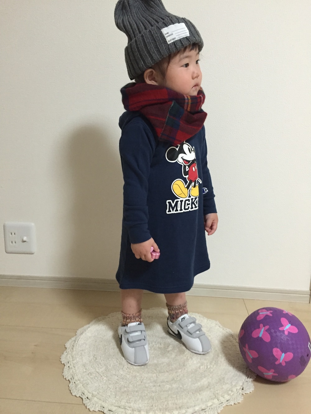 「2歳、女の子、ワンピース、パーカーワンピース、ニット帽、チェックストール、シンプル、スニーカー×靴下、ミッキースウェット、チャンピオン」｜「green label relaxingのアイテム（帽子、グレー系）」を使った、nami *さん（キッズ・80cm）の秋コーディネートの1枚目の写真