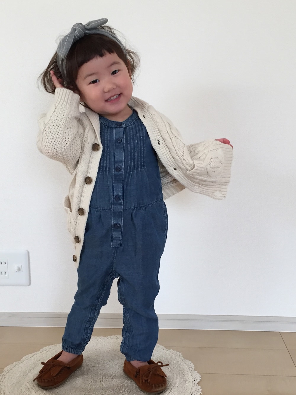 「2歳、ヘアバンド、オールインワン、ミネトンカ、デニムオールインワン、カーディガン」｜「babyGAPのアイテム（つなぎ/オールインワン、ブルー系）」を使った、nami *さん（キッズ・80cm）の秋コーディネートの1枚目の写真