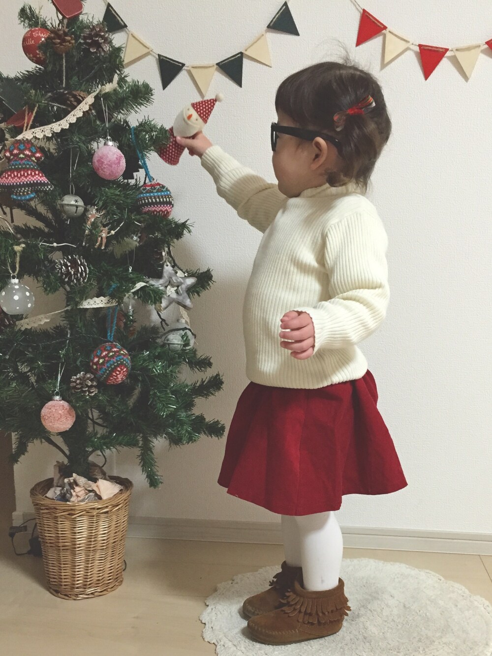 「2歳、女の子、レッドコーデフェスティバル、レッドコーデ、めがね、赤いスカート、ミネトンカ、白タイツ」｜「GLOBAL WORKのアイテム（スカート、レッド系）」を使った、nami *さん（キッズ・80cm）の冬コーディネートの1枚目の写真