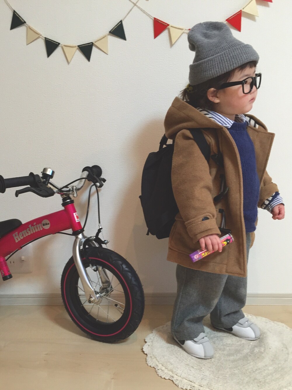 「2歳、ワイドパンツ、グレーパンツ、ブルーニット、ニット帽、めがね、スニーカー、ナイキスニーカー、ダッフルコート、キャメル」｜「Smoothyのアイテム（帽子、グレー系）」を使った、nami *さん（キッズ・80cm）の冬コーディネートの1枚目の写真