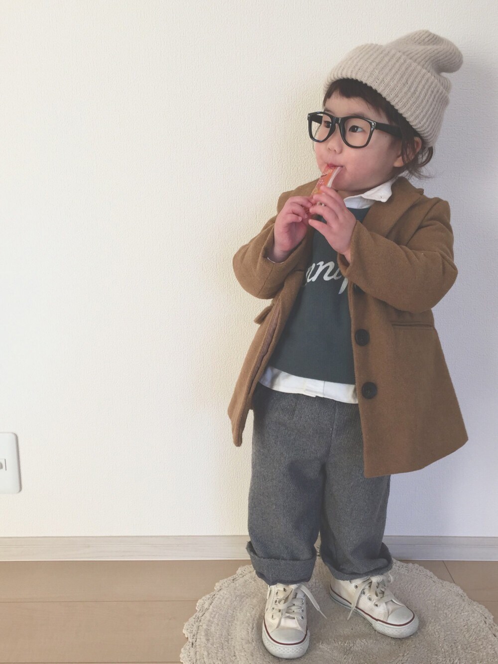 「2歳、シンプル部、シンプル、めがね、おんなのこ、緑、ニット帽、チェスターコート、ワイドパンツ、コンバース」｜「無印良品のアイテム（シャツ/ブラウス、ホワイト系）」を使った、nami *さん（キッズ・80cm）の冬コーディネートの1枚目の写真