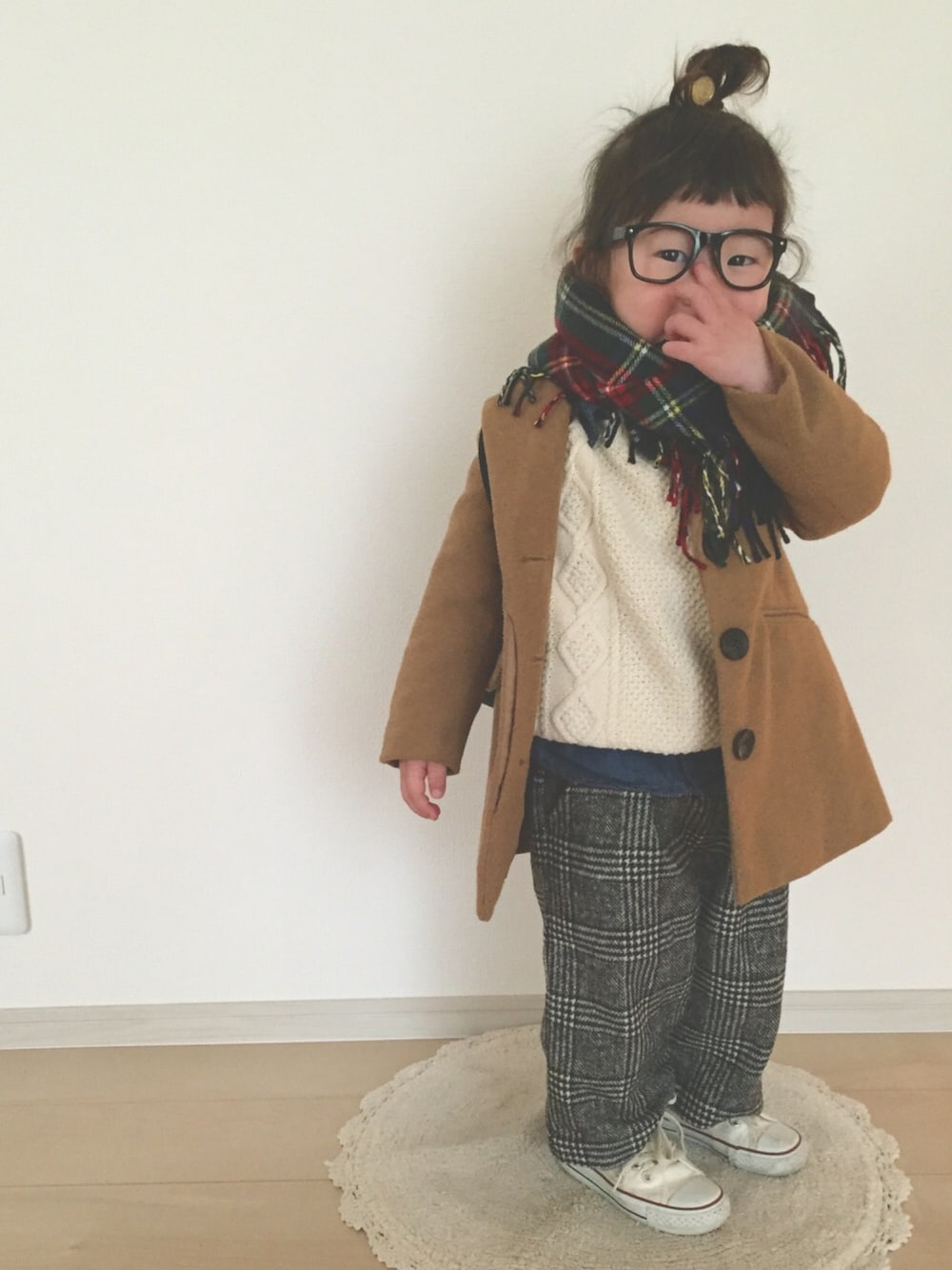 「2歳、キッズ、カジュアル、リュック、めがね、お団子ヘアー、チェックパンツ、ワイドパンツ、ニット、チェスターコート」｜「babyGAPのアイテム（ニット/セーター、ホワイト系）」を使った、nami *さん（キッズ・80cm）の冬コーディネートの1枚目の写真