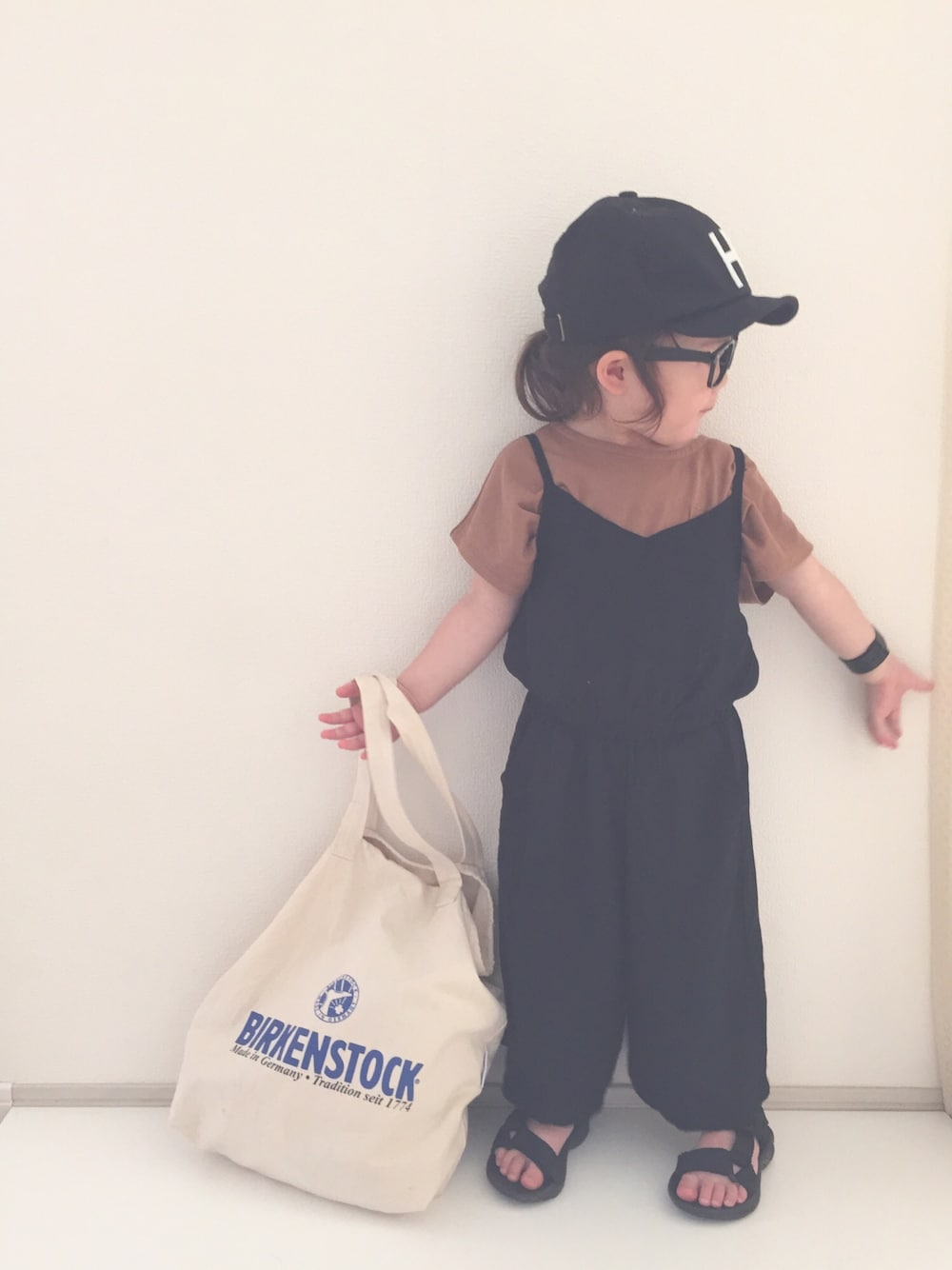 「キッズファッション、キャップ、キャップ部、サロペット、レンガ色、サンダル、カジュアル」｜「petit mainのアルファベットモチーフロゴキャップ（キャップ、ブラック系）」を使った、nami *さん（キッズ・80cm）の夏コーディネートの1枚目の写真