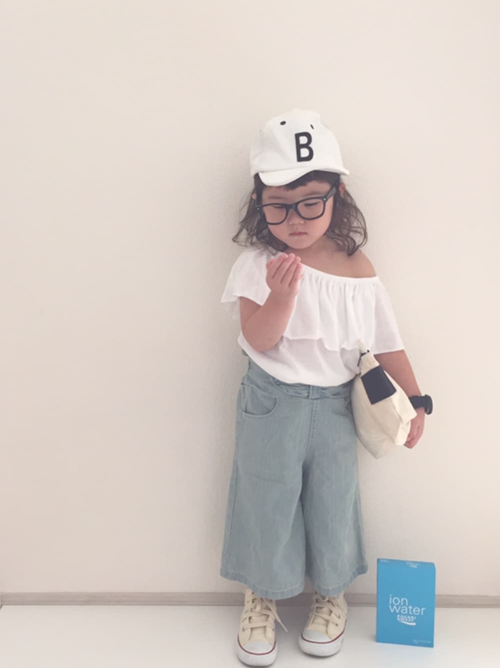 「ポカリコーデバトン、3歳、ワイドパンツ、キャップ、キャップ部、コンバース、キッズコーデ」｜「petit mainのアルファベットモチーフロゴキャップ（キャップ、ホワイト系）」を使った、nami *さん（キッズ・80cm）の夏コーディネートの1枚目の写真