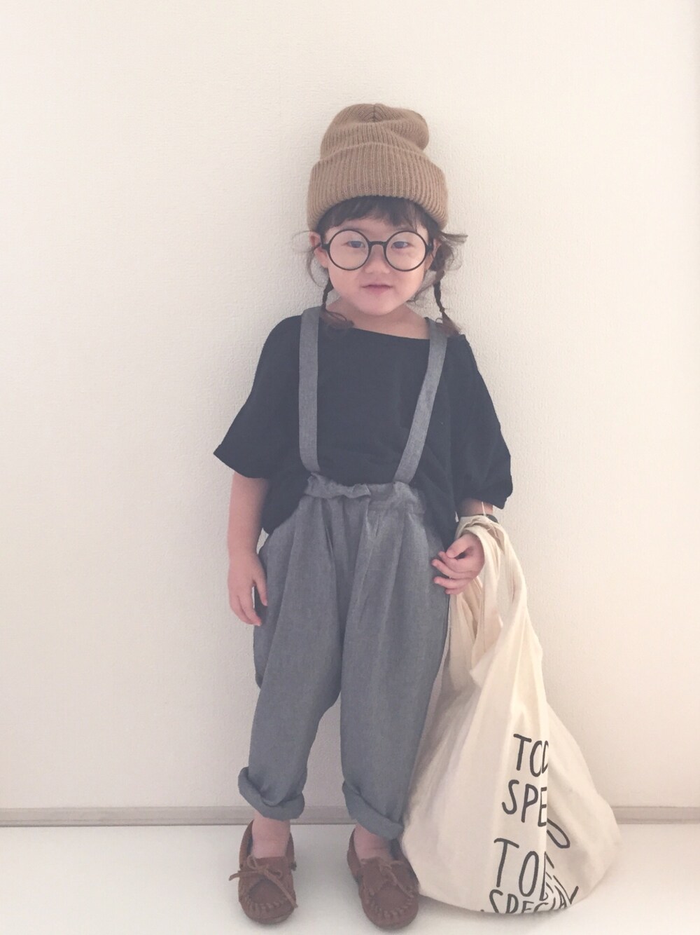 「キッズファッション、シンプルコーデ、ゆるコーデ、サスペンダーパンツ、ニット帽」｜「COMECHATTO&CLOSETのＡＲＴＥＸ　ＷＡＴＣＨ　ＣＡＰ（ニットキャップ/ビーニー、ベージュ系）」を使った、nami *さん（キッズ・80cm）の秋コーディネートの1枚目の写真