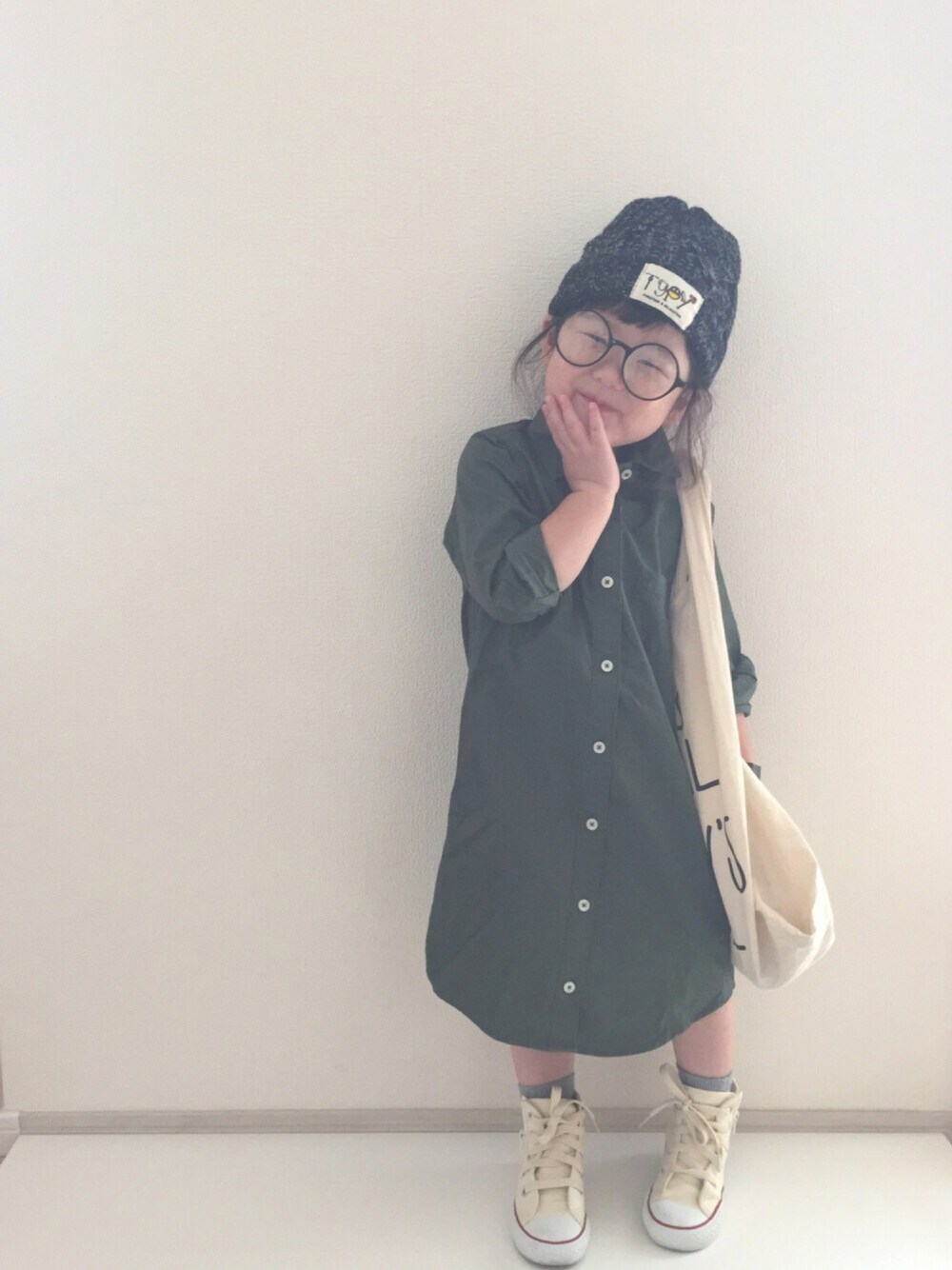 「ていちゃんおめでとう、秋のコーデ、あやちゃんおめでとう、リンクコーデ、ニット帽、めがね、コンバース、シャツワンピ」｜「CIAOPANIC TYPYのキッズケーブル編みニットワッチ（ニットキャップ/ビーニー、グレー系）」を使った、nami *さん（キッズ・80cm）の秋コーディネートの1枚目の写真