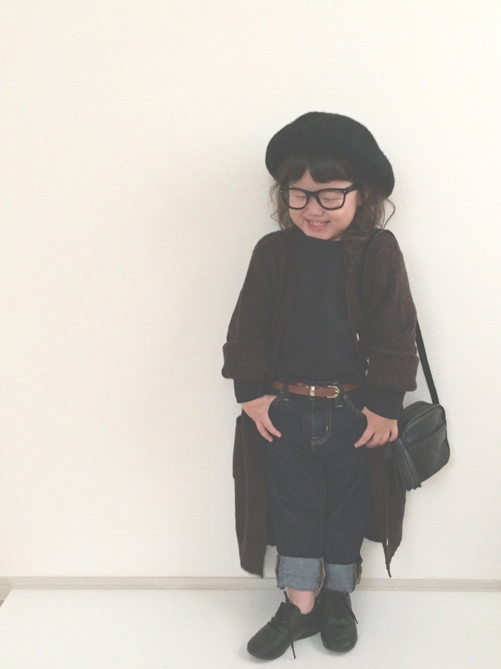 「デニムパンツ、ベレー帽、3歳、キッズコーデ、ロングカーディガン、シンプルコーデ」｜「petit mainの厚手リブニットロングカーディガン（カーディガン/ボレロ、ブラウン系）」を使った、nami *さん（キッズ・80cm）の秋コーディネートの1枚目の写真