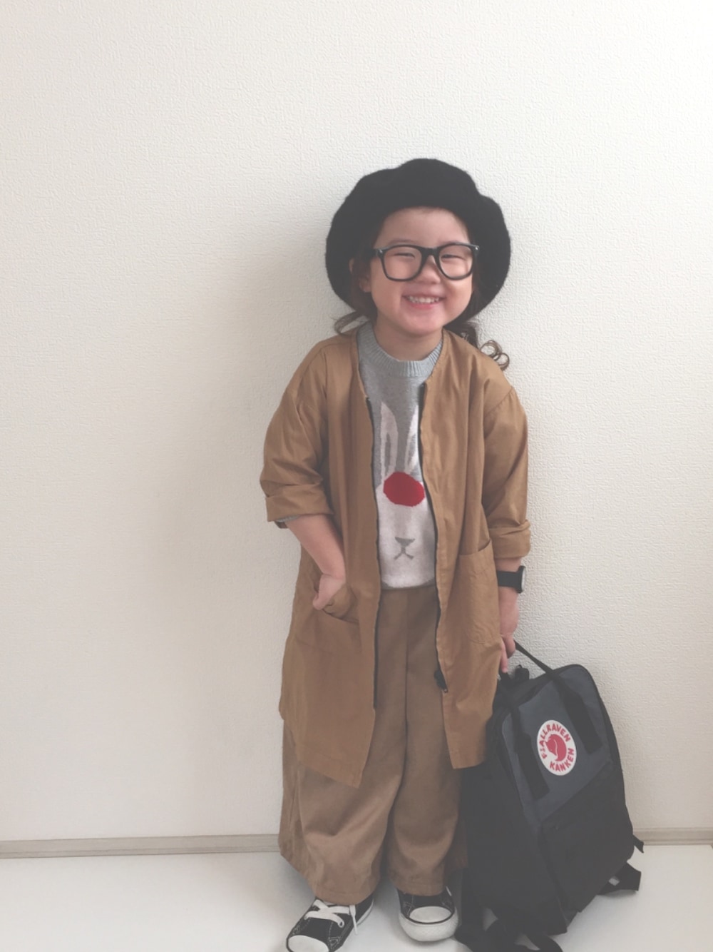 「キッズコーデ、ベレー帽、女の子、3歳、コンバース、ガウチョパンツ」｜「HOGAN RANCH WEARのＪＱＴクルーセーターラビ（ニット/セーター、グレー系）」を使った、nami *さん（キッズ・80cm）の秋コーディネートの1枚目の写真