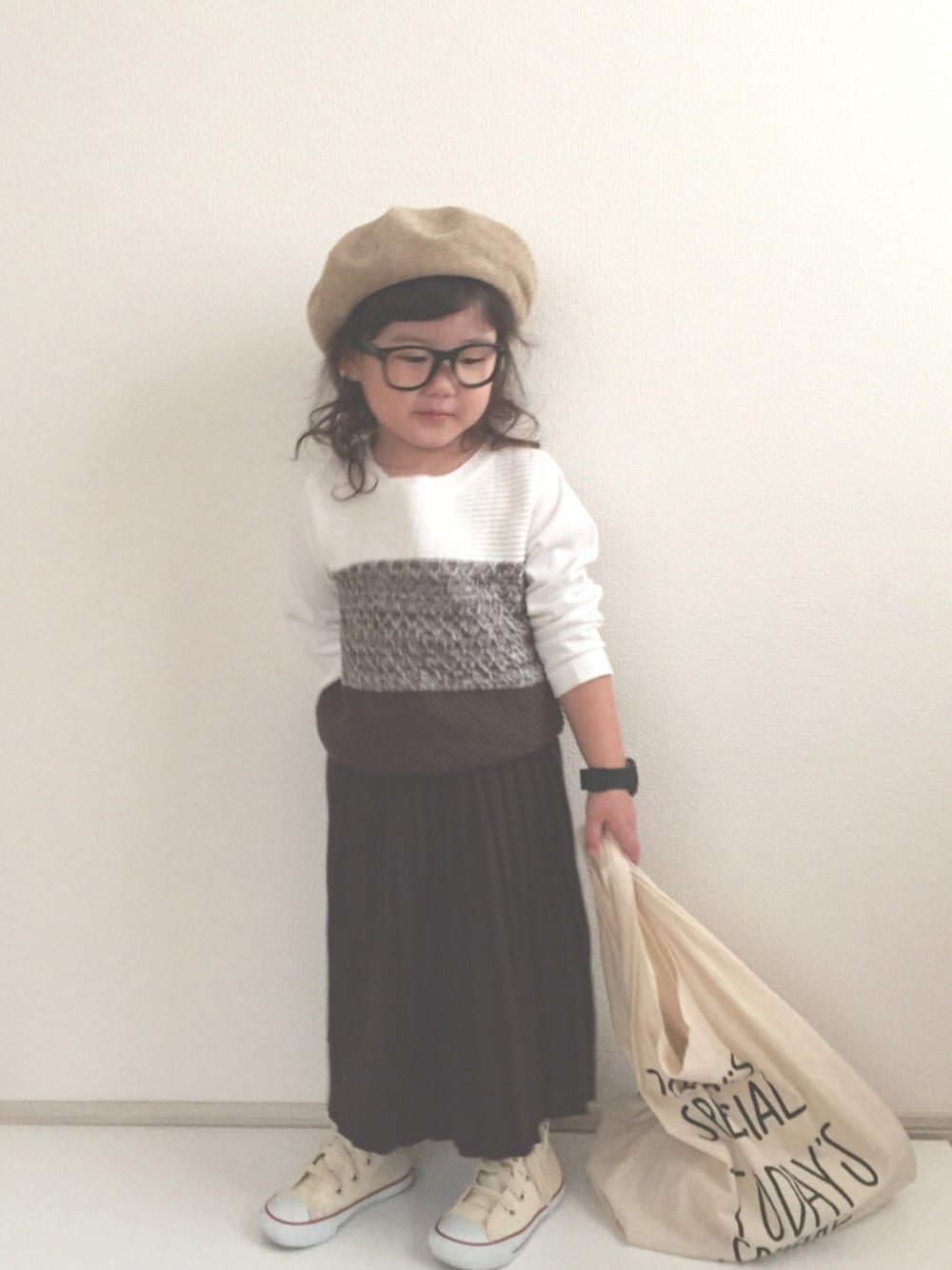 「3歳、プリーツスカート、コンバース、キッズコーデ、ベレー帽」｜「Birthdayのアイテム（帽子、ベージュ系）」を使った、nami *さん（キッズ・80cm）の秋コーディネートの1枚目の写真