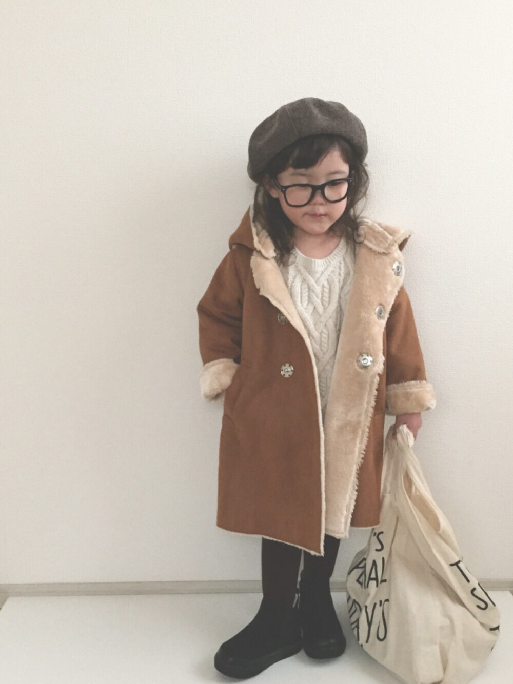 「秋のコーデ、キッズファッション、コート、ムートン、サイドゴアブーツ、ニット」｜「Ocean&GroundのＭＯＵＴＯＮ　ＦＯＯＤ　ＣＯＡＴ(90～140cm)（ムートンコート、ブラウン系）」を使った、nami *さん（キッズ・80cm）の秋コーディネートの1枚目の写真