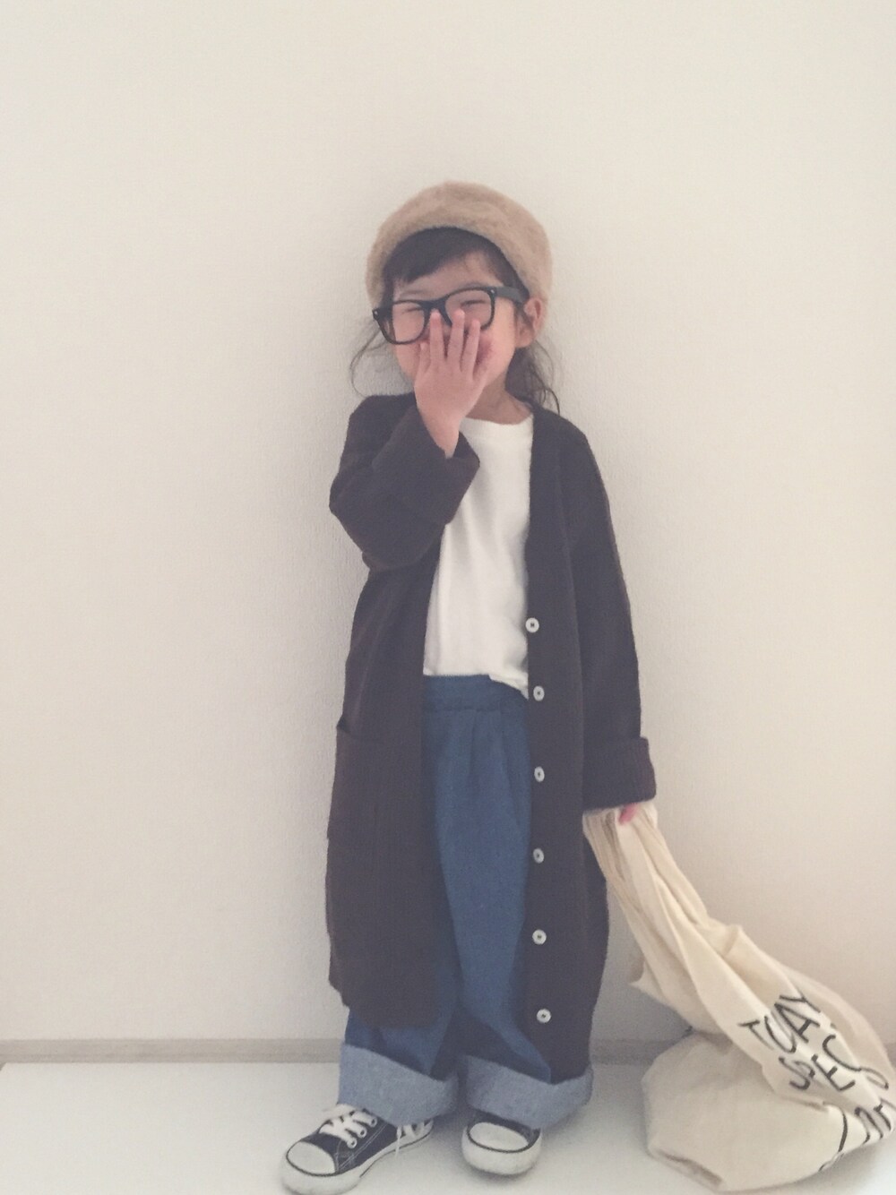 「3歳、デニムワイドパンツ、ワイドパンツ、ロングカーディガン、茶色、ファー小物、コンバース、WEAR的ポーズ、キッズコーデ」｜「petit mainの厚手リブニットロングカーディガン（カーディガン/ボレロ、ブラウン系）」を使った、nami *さん（キッズ・80cm）の秋コーディネートの1枚目の写真