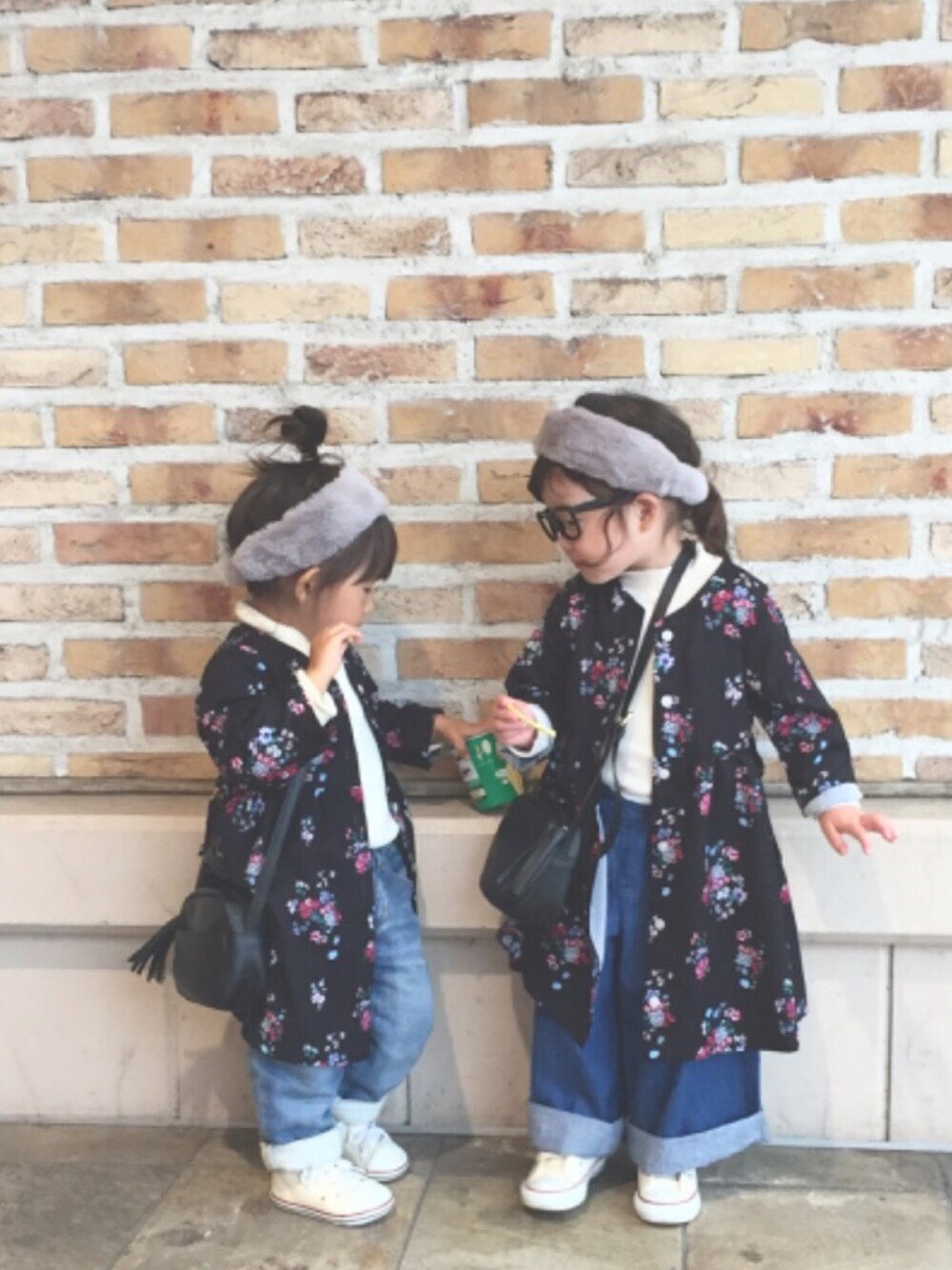 「3歳、秋コーデ、kids、リンクコーデ、花柄、ワイドパンツ、コンバース、ファー」｜「petit mainの花柄ワンピース（ワンピース、ブラック系）」を使った、nami *さん（キッズ・80cm）の秋コーディネートの1枚目の写真