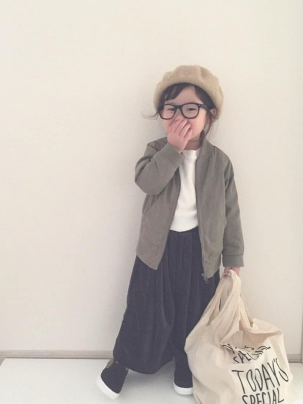 「3歳、ベロアパンツ、ベレー帽、ワイドパンツ、kids、秋コーデ、シンプルコーデ、MA-1、ハリスツイード、スリッポン」｜「CIAOPANIC TYPYの【セットアイテム】スウェードライクキャミ×リブボトルネックプルオーバー（Tシャツ/カットソー、レッド系）」を使った、nami *さん（キッズ・90cm）の秋コーディネートの1枚目の写真