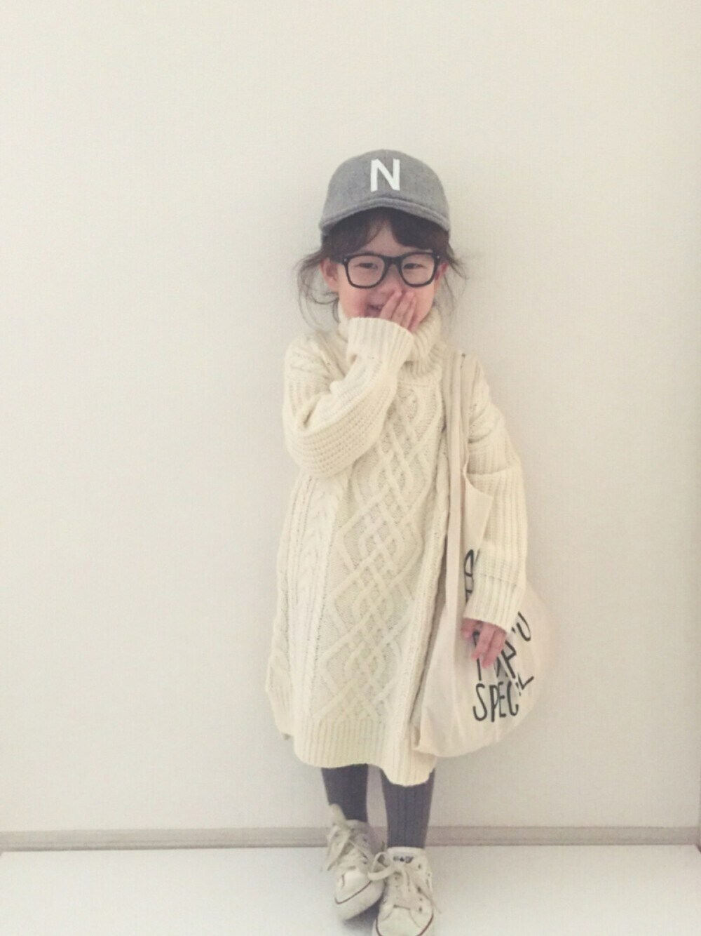 「3歳、秋のコーデ、シンプル、ビッグシルエット、ニットワンピース、キャップ、コンバース、タイツ、めがね」｜「petit mainのロゴウールキャップ（キャップ、グレー系）」を使った、nami *さん（キッズ・90cm）の秋コーディネートの1枚目の写真