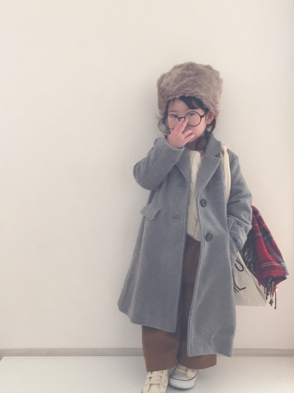 「3歳、キッズファッション、ワイドパンツ、ロングコート、ロングチェスター、ロシアン帽、コンバース、めがね」｜「CIAOPANIC TYPYの【親子お揃い】キッズフェイクファーキャップ（キャップ、グレー系）」を使った、nami *さん（キッズ・90cm）の秋コーディネートの1枚目の写真