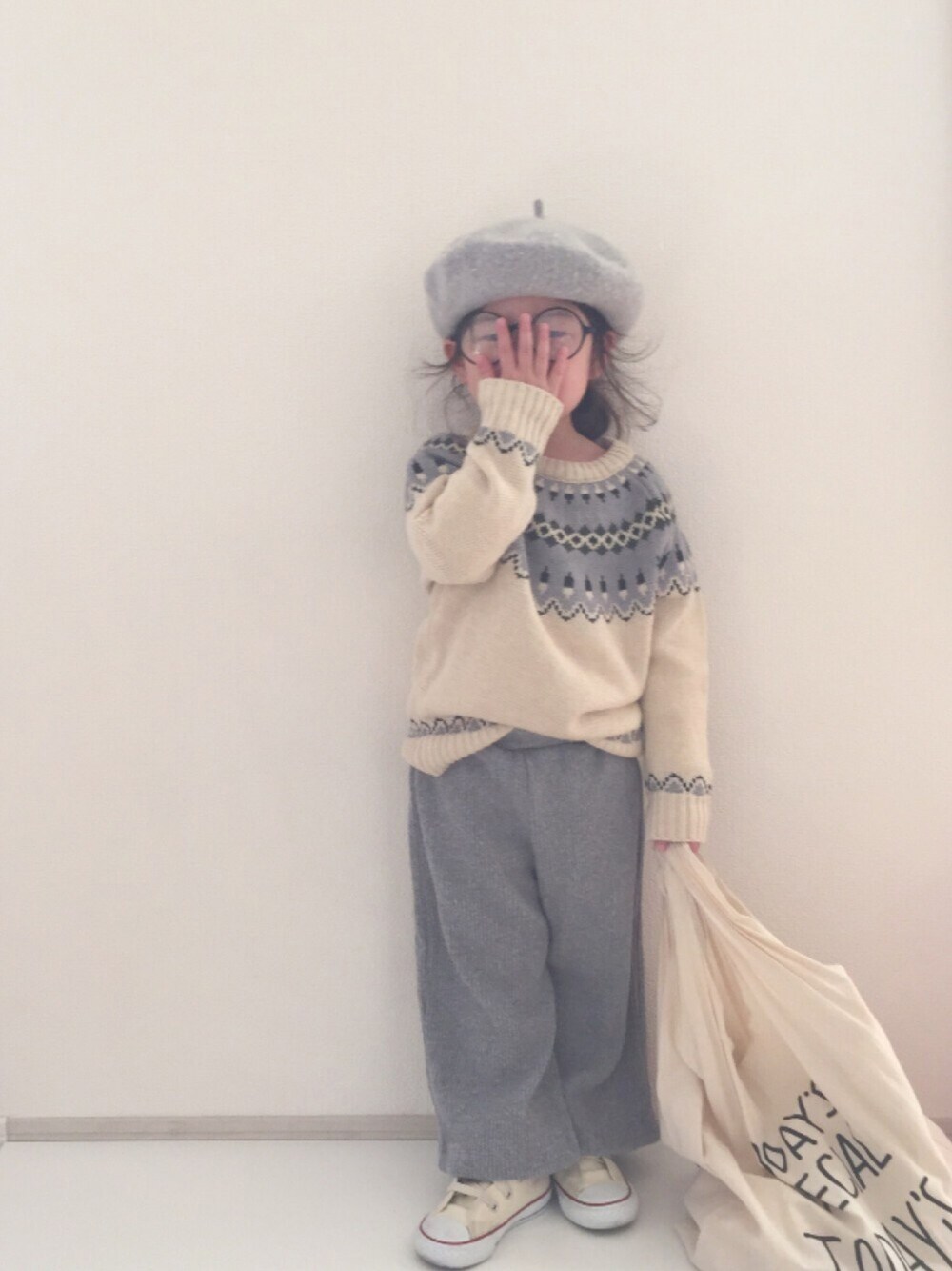 「3歳、シンプルコーデ、ノルディック柄、コンバース、リブワイドパンツ、ニット、ベレー帽、めがね」｜「CIAOPANIC TYPYの【親子お揃い】キッズウールベレー帽（ハンチング/ベレー帽、グレー系）」を使った、nami *さん（キッズ・90cm）の秋コーディネートの1枚目の写真