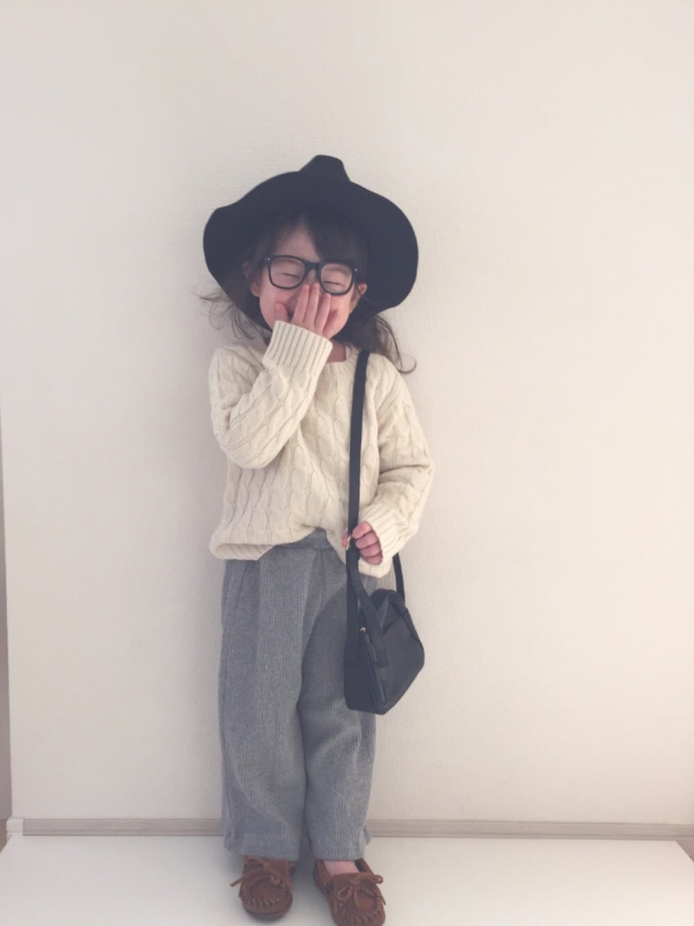 「3歳、ハット、モカシン、リブパンツ、ニット、めがね、キッズコーデ」｜「MARKEY'Sのケーブルニット(XS～L)（ニット/セーター、ホワイト系）」を使った、nami *さん（キッズ・90cm）の秋コーディネートの1枚目の写真