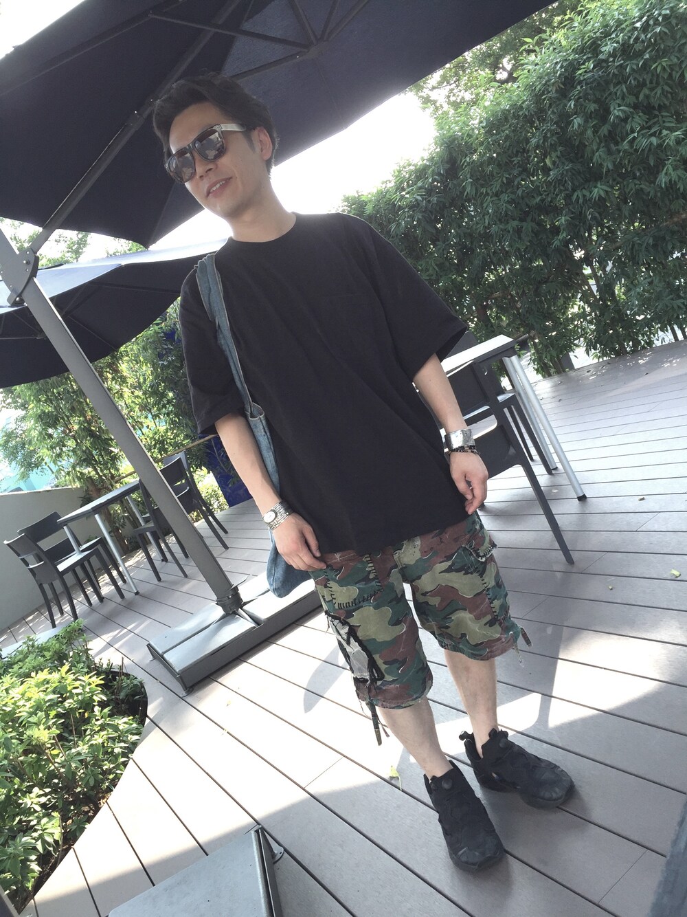 「夏、夏コーデ、シンプルスタイル、Tシャツ、ゆるコーデ、ショーツ、サングラス、ポンプフューリー、ナバホ、ねむい」｜「PRO CLUB のアイテム（Tシャツ/カットソー、ブラック系）」を使った、ポンコツボロさん（メンズ・163cm）の夏コーディネートの1枚目の写真