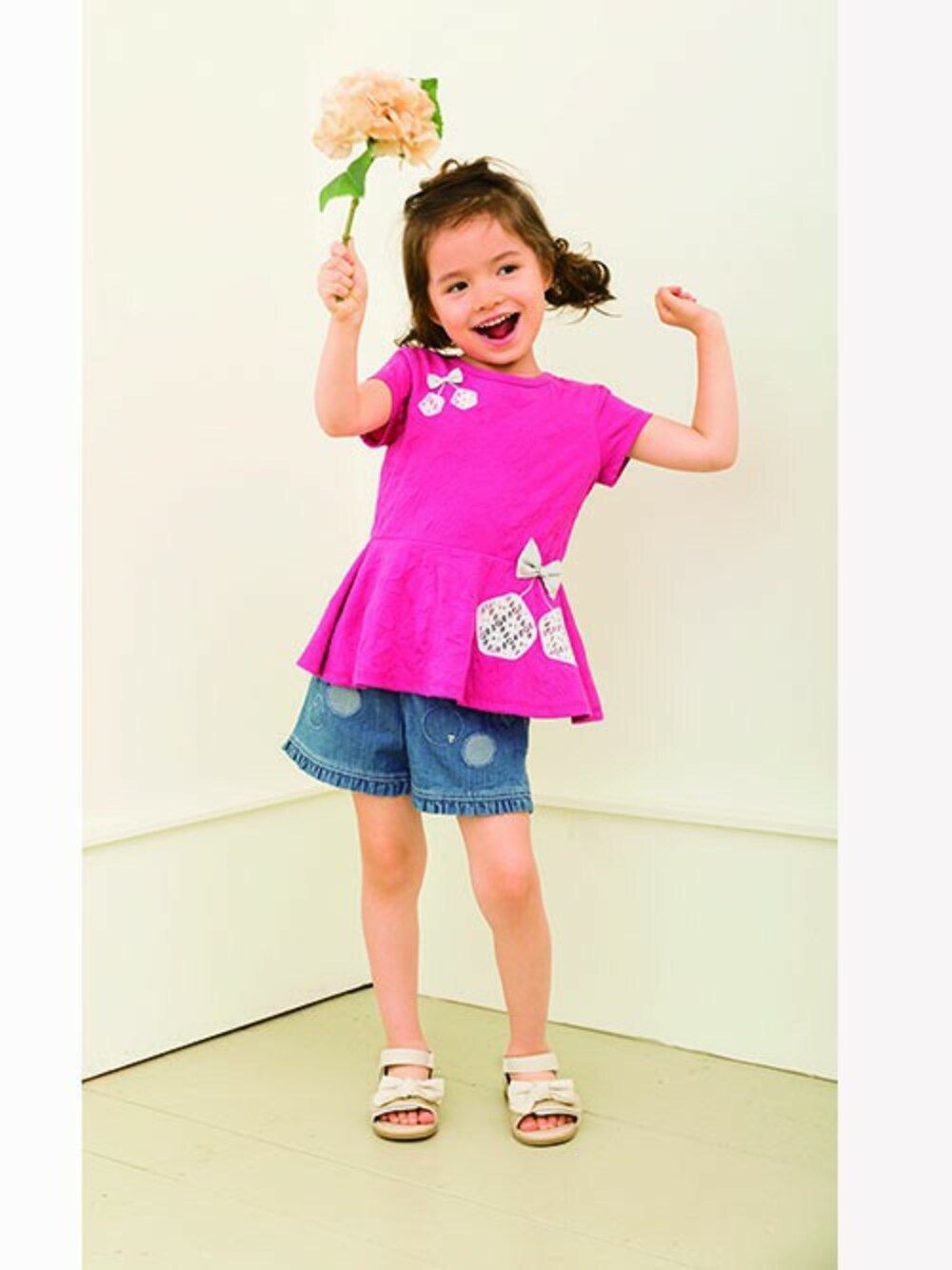 ブルー系のデニムパンツ、レッド系のTシャツ/カットソーを着用したキッズの春コーディネートの1枚目の写真