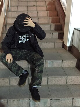 「カモフラパンツ」｜「アイテム（その他アウター）」を使った、山口ようへいさん（メンズ・177cm）の秋コーディネート