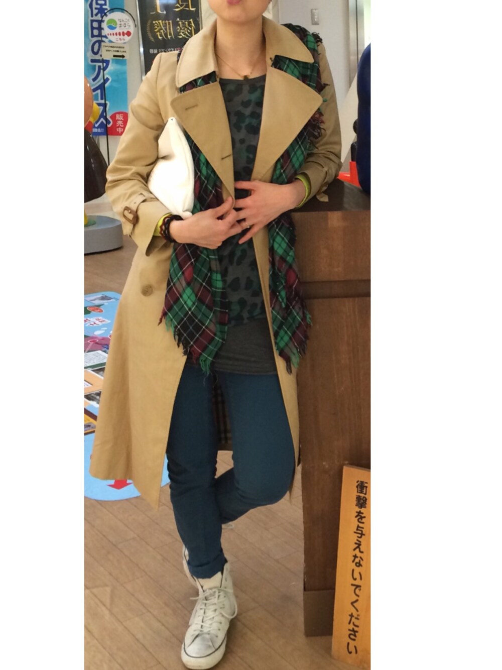 「カジュアル、オトナカジュアル、旅行、トレンチコート、バーバリー、古着、ビンテージ、ヴィンテージ、オールスター、コンバース」｜「BURBERRYのアイテム（トレンチコート、ベージュ系）」を使った、tica2009さん（レディース・169cm）の冬コーディネートの1枚目の写真