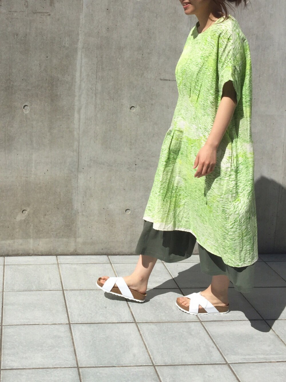 「PLAKTONのPLAKTON(プラクトン)       クロスサンダル（サンダル、ホワイト系）」を使った、MIDIさん（レディース・158cm）の夏コーディネートの1枚目の写真