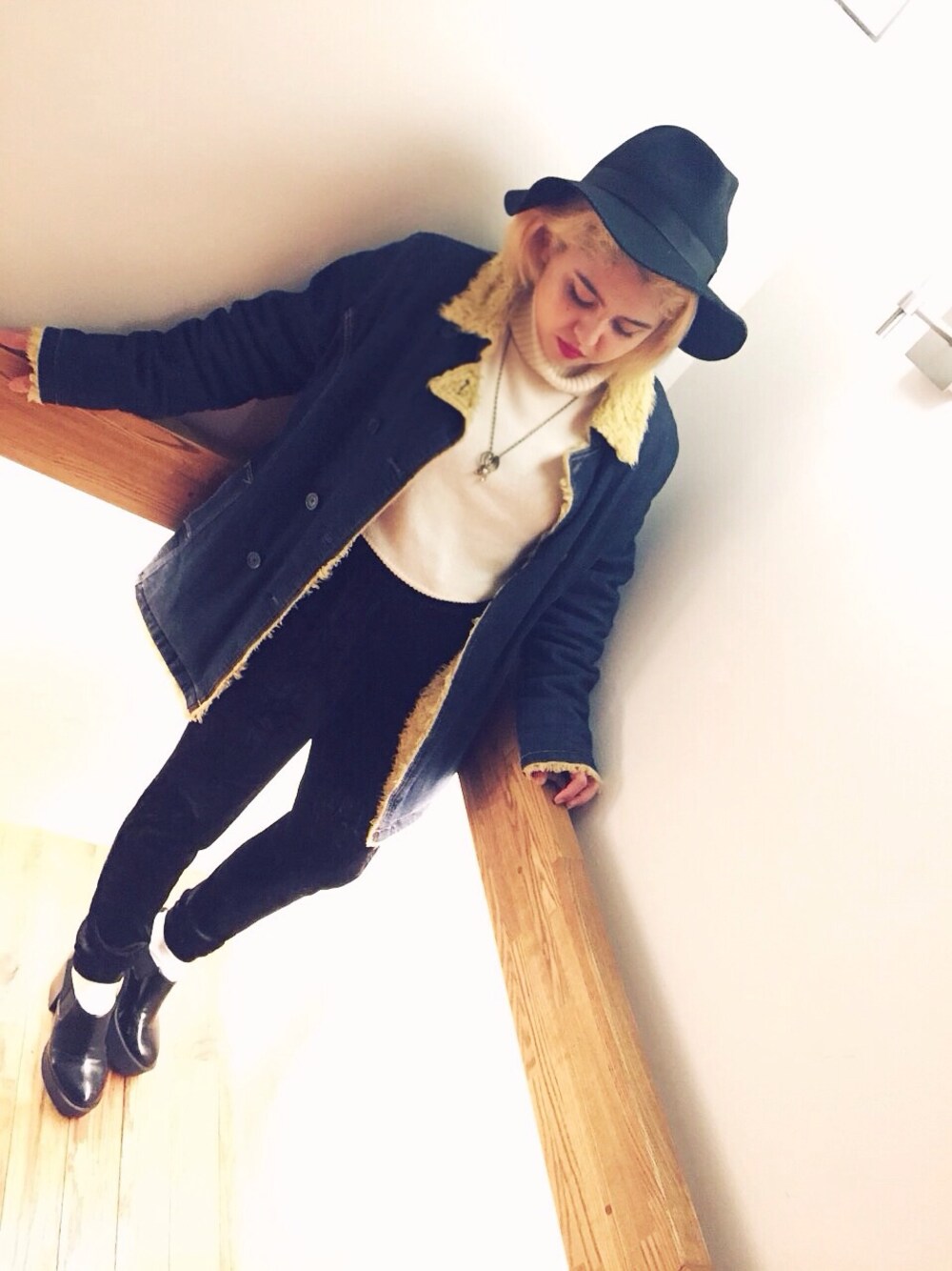 ホワイト系のニット/セーター、ブラック系のその他パンツ、ブラック系のハットを着用したレディースの冬コーディネートの1枚目の写真