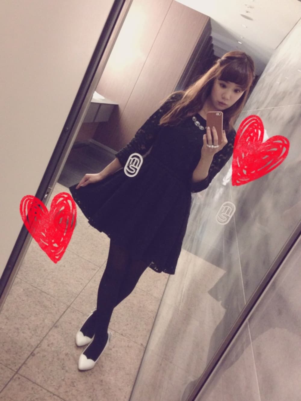 「ワントーンコーデ、noela、Rirandture、snidel、ワンピース、ブラック、ブラックコーデ、パールアクセ、リング、結婚式二次会スタイル」｜「Noelaのアイテム（ワンピース、ブラック系）」を使った、西岡美穂さん（レディース・156cm）の冬コーディネートの1枚目の写真