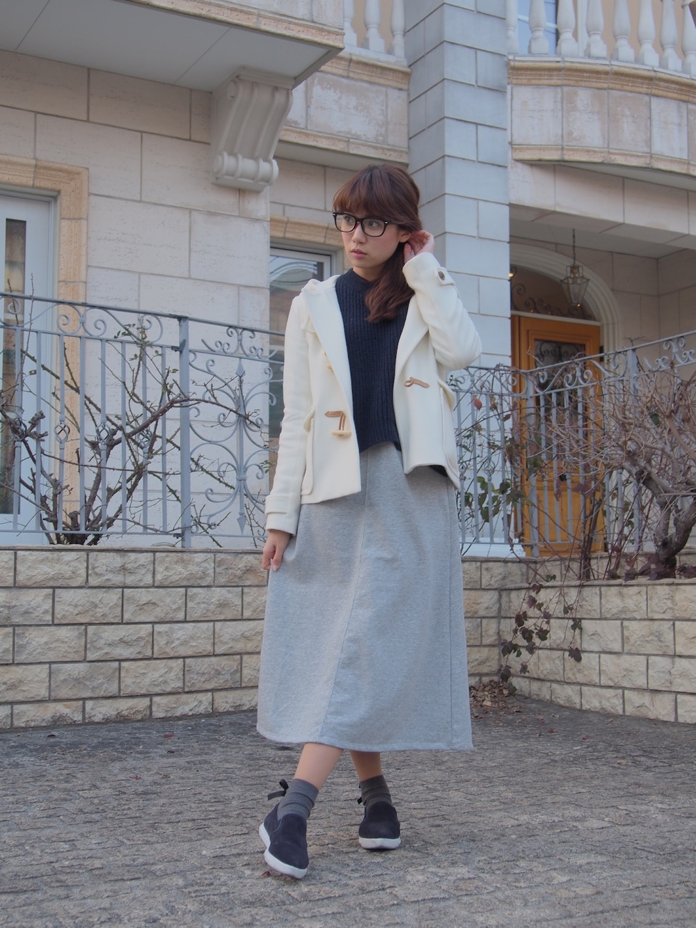 「ゆるコーデ、スウェットスカート、ダッフルコート、スリッポン、GU、ソックス、靴下屋、靴下×スニーカー、ダテメガネ、リボン」｜「GUのアイテム（スカート、グレー系）」を使った、西岡美穂さん（レディース・156cm）の冬コーディネートの1枚目の写真