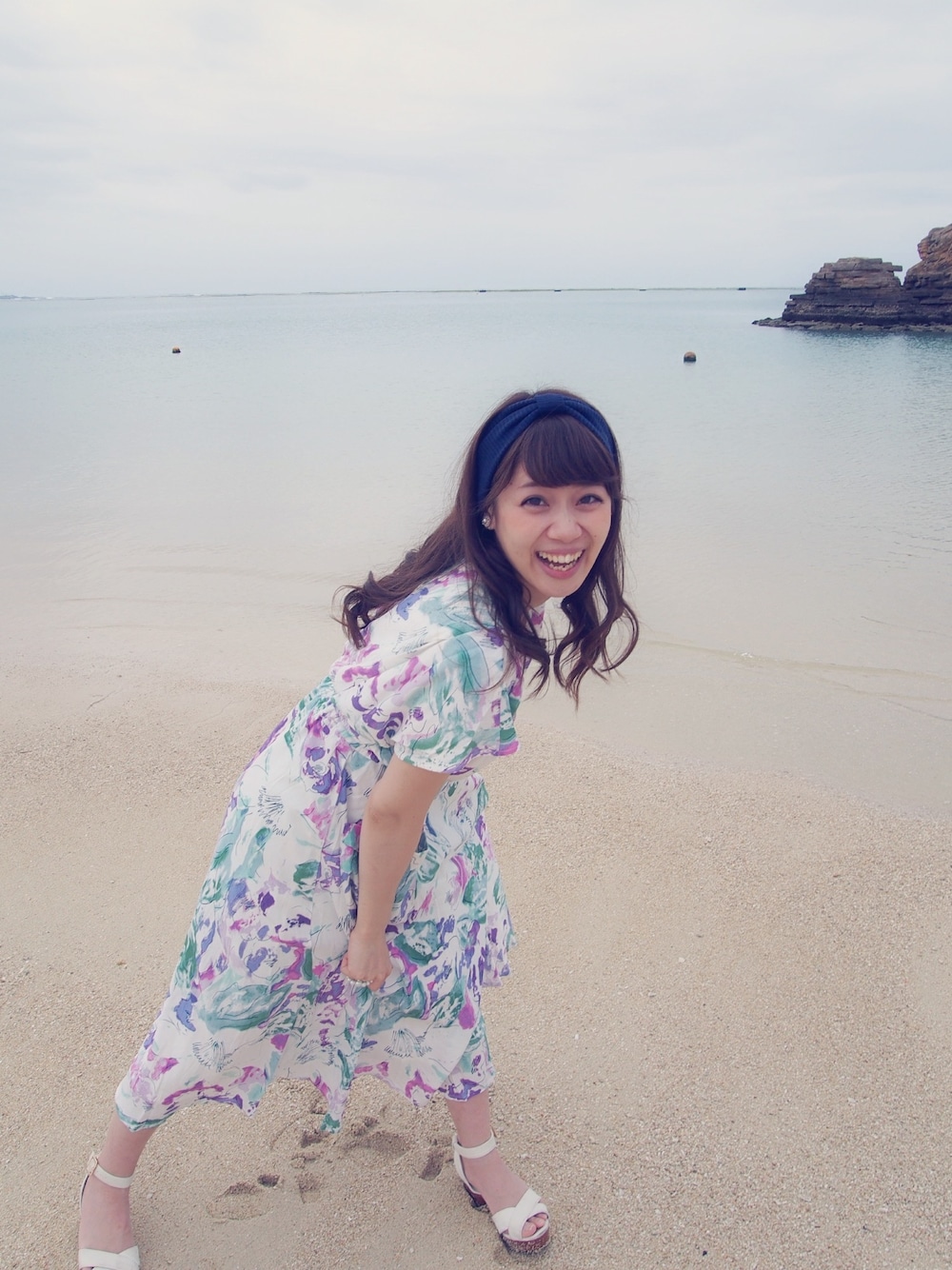 「花柄、花柄ワンピース、ワンピース、dazzlin、旅行、リゾートスタイル、海、沖縄、パープル」｜「dazzlinの水彩ﾌﾗﾜｰﾐﾃﾞｨ丈OP	（ワンピース、パープル系）」を使った、西岡美穂さん（レディース・156cm）の春コーディネートの1枚目の写真
