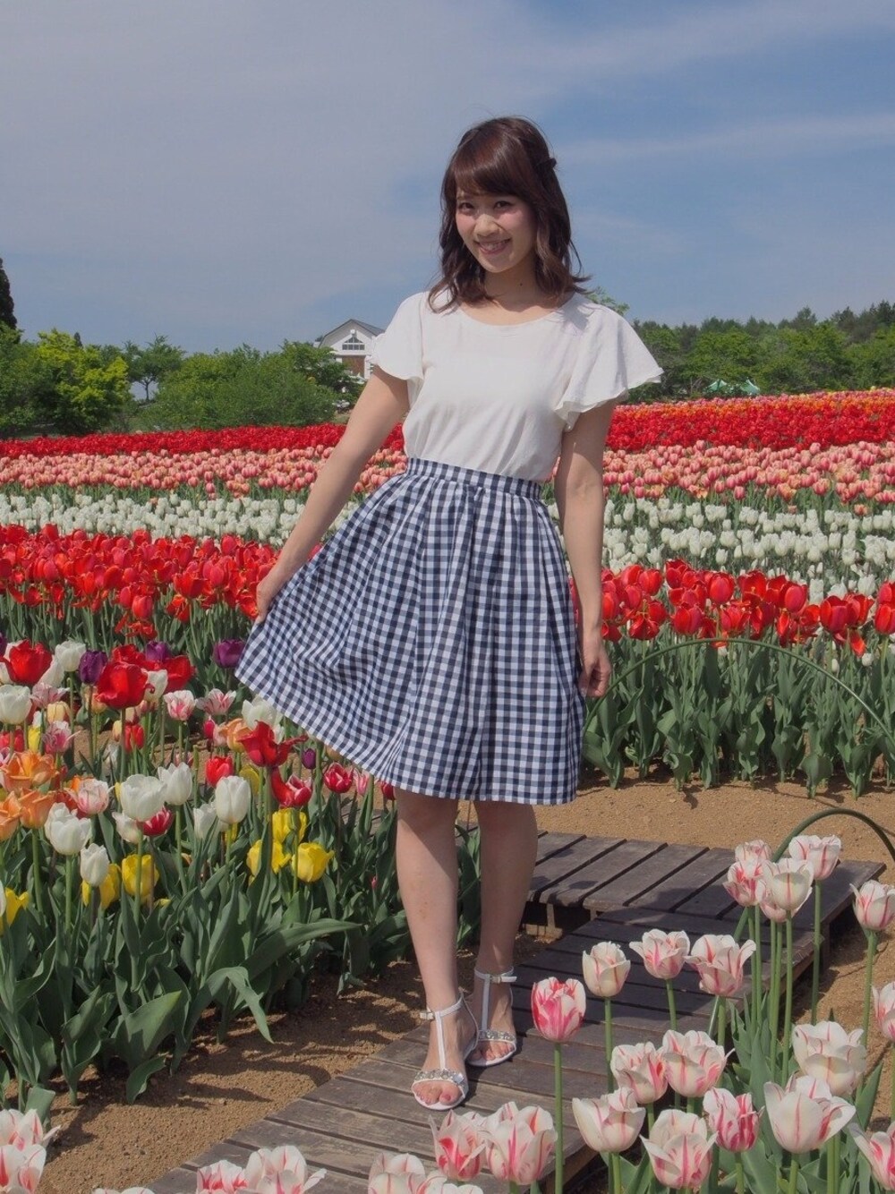 「サーキュラースカート、ギンガムチェック、サンダル、ビジュー、united arrows、earth music&ecology、Tシャツ、スカート、Spick and Span、ホワイト」｜「UNITED ARROWSのアイテム（Tシャツ/カットソー、ホワイト系）」を使った、西岡美穂さん（レディース・156cm）の春コーディネートの1枚目の写真