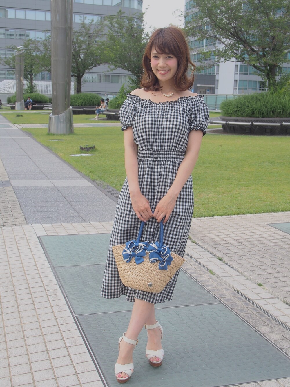 「サロン帰り、snidel、ギンガムチェック、ワンピース、ガウチョパンツ、夏コーデ、夏、スナップ、かごバッグ」｜「SNIDELのチェックオフショルガウチョパンツ（ワンピース、ブラック系）」を使った、西岡美穂さん（レディース・156cm）の夏コーディネートの1枚目の写真