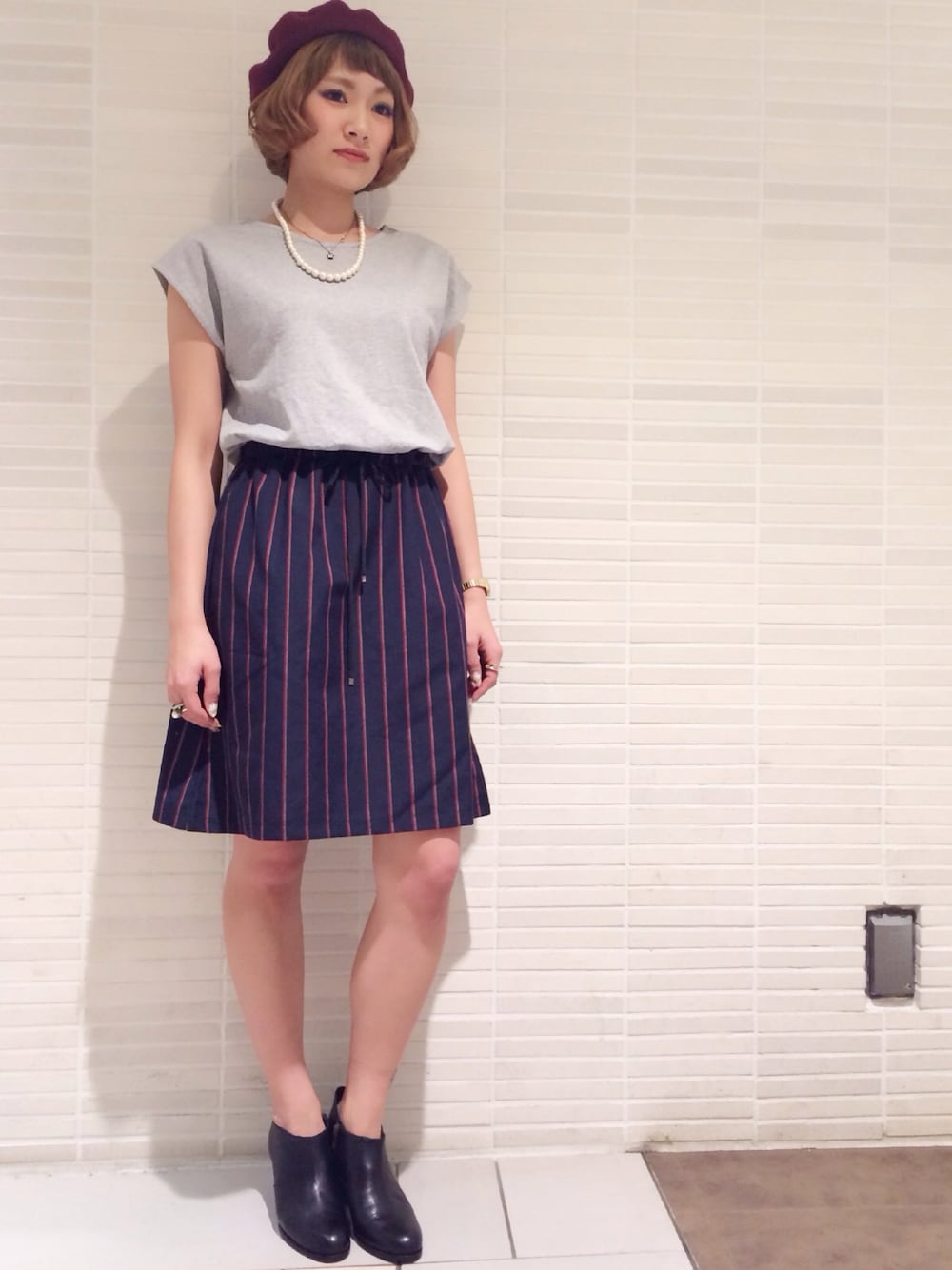 「ワンピース、ブーティ、ベレー帽、ストライプ、ブーティー、ベレー、ストライプスカート」｜「FREAK'S STOREのシンプルバスクベレー（帽子、レッド系）」を使った、ARAI SATOMIさん（レディース・163cm）の秋コーディネートの1枚目の写真
