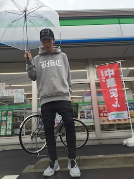 「BMCparisのアイテム（パーカー、グレー系）」を使った、Takeruさん（メンズ・175cm）の秋コーディネート