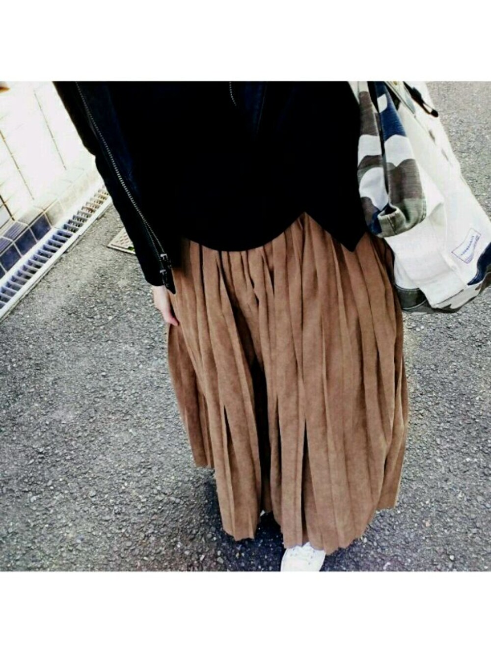 ベージュ系のその他パンツ、ホワイト系のスニーカー、ブラック系のライダースジャケットを着用したレディースの秋コーディネートの1枚目の写真