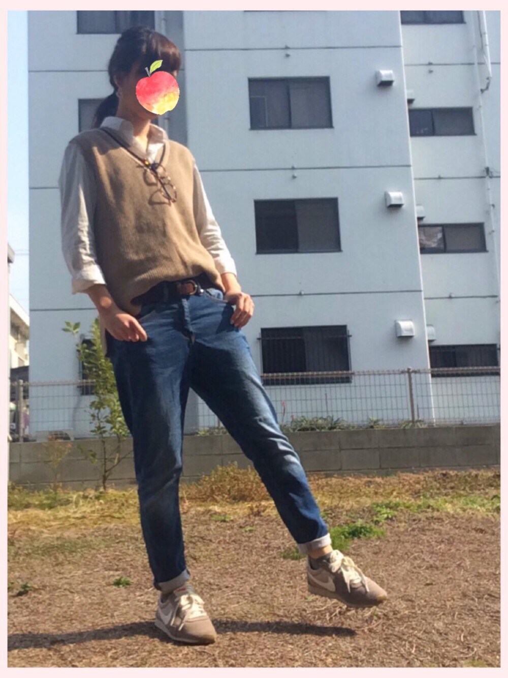 ホワイト系のトップス、ブラウン系のトップス、ブルー系のパンツを着用したレディースの冬コーディネートの1枚目の写真