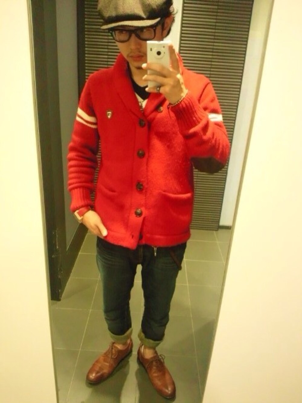 「Nudie jeans、scotch&soda、帽子×メガネ」｜「SCOTCH & SODAのアイテム（ニット/セーター、レッド系）」を使った、TEKさん（メンズ・165cm）の春コーディネートの1枚目の写真