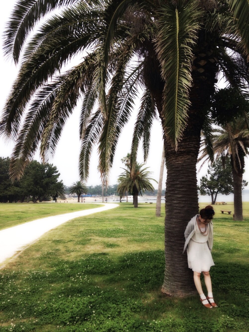 「ワンピース、パーカー、ウェッジソール、おだんごヘアー、海コーデ、サンダルに靴下、勝利の笑みを君と」｜「Feed youのアイテム（サンダル、ブラウン系）」を使った、MIHOさん（レディース・152cm）の夏コーディネートの1枚目の写真
