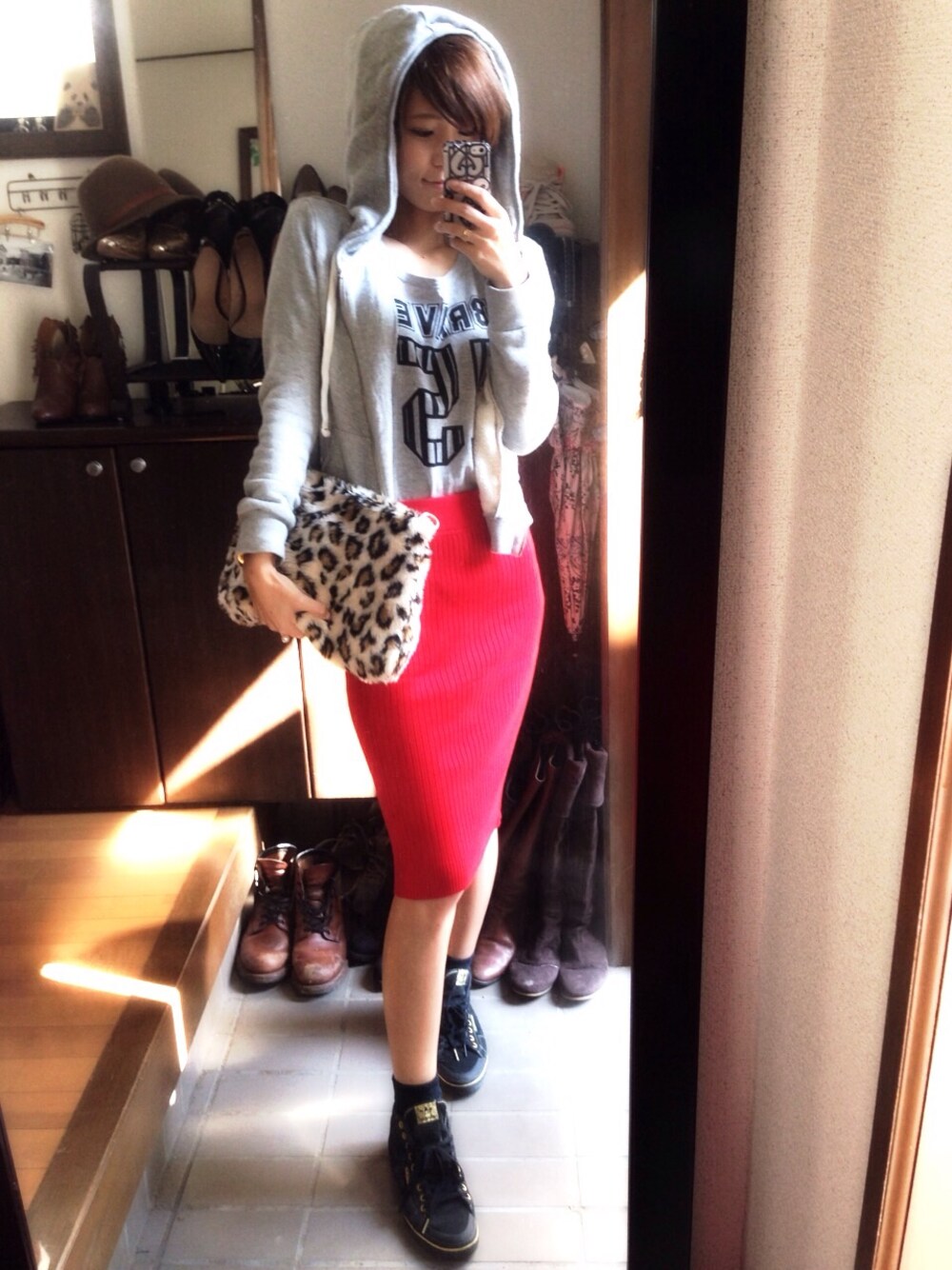 グレー系のパーカー、グレー系のTシャツ/カットソー、その他のクラッチバッグを着用したレディースの秋コーディネートの1枚目の写真