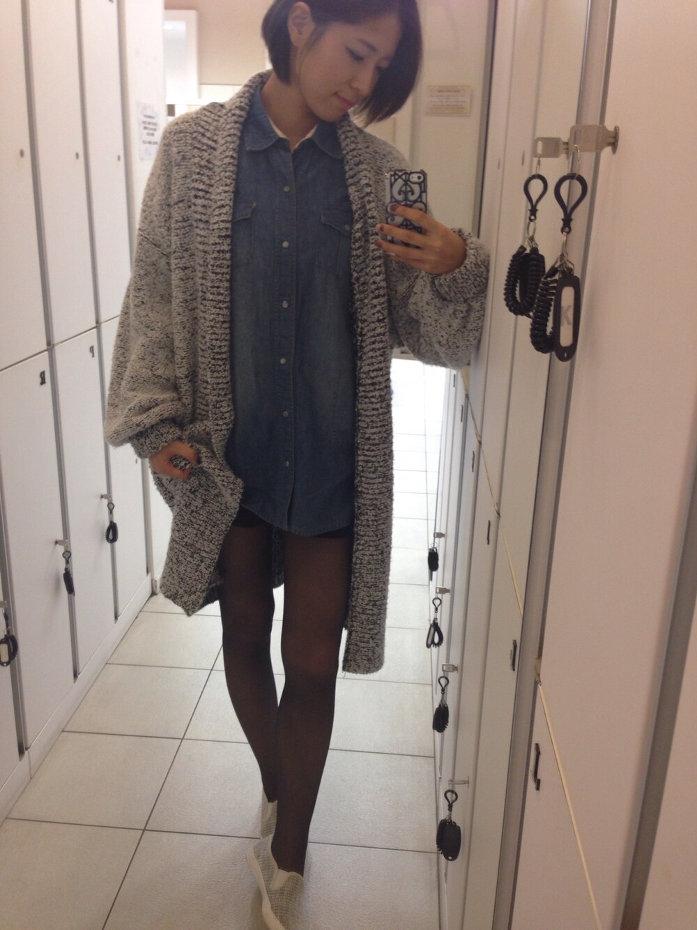 グレー系のその他アウター、ブルー系のシャツ/ブラウス、ブルー系のその他パンツを着用したレディースの秋コーディネートの1枚目の写真