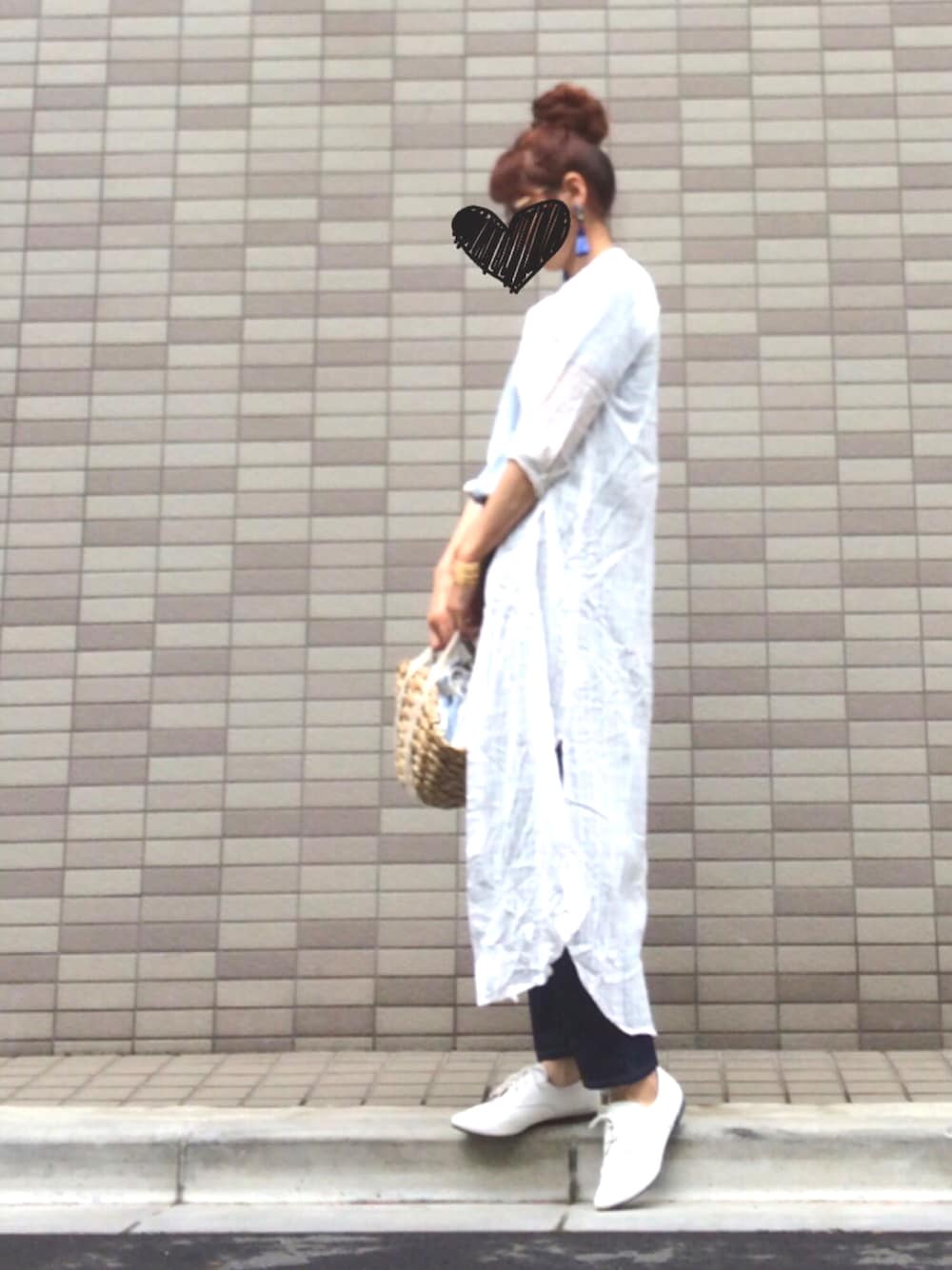 ブルー系のTシャツ/カットソー、ホワイト系のシャツワンピース、ブルー系のデニムパンツを着用したレディースの夏コーディネートの1枚目の写真