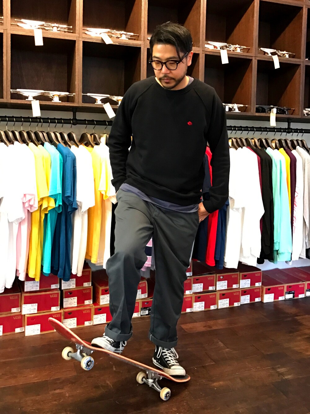 「コンバース、秋のコーデ、スケボー、スケーター、ロールアップ、スケートスタイル、スケータースタイル、オトナカジュアル、skateboard」｜「Magentaのアイテム（パーカー、ブラック系）」を使った、PrimeSkateboardさん（メンズ・174cm）の秋コーディネートの1枚目の写真