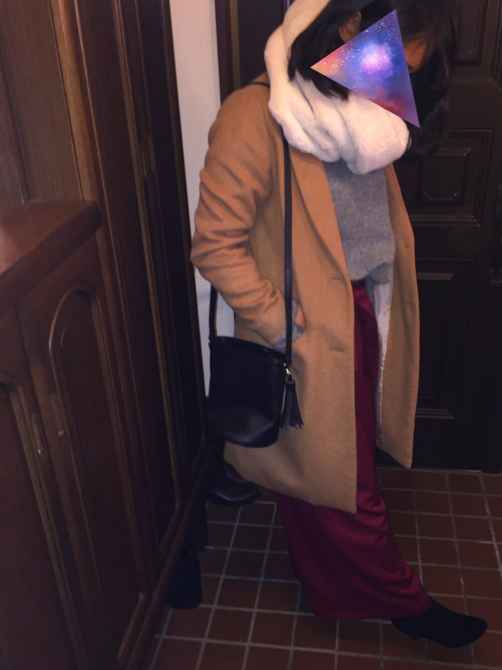 レッド系のその他パンツ、グレー系のニット/セーター、ブラック系のショルダーバッグを着用したレディースの冬コーディネートの1枚目の写真