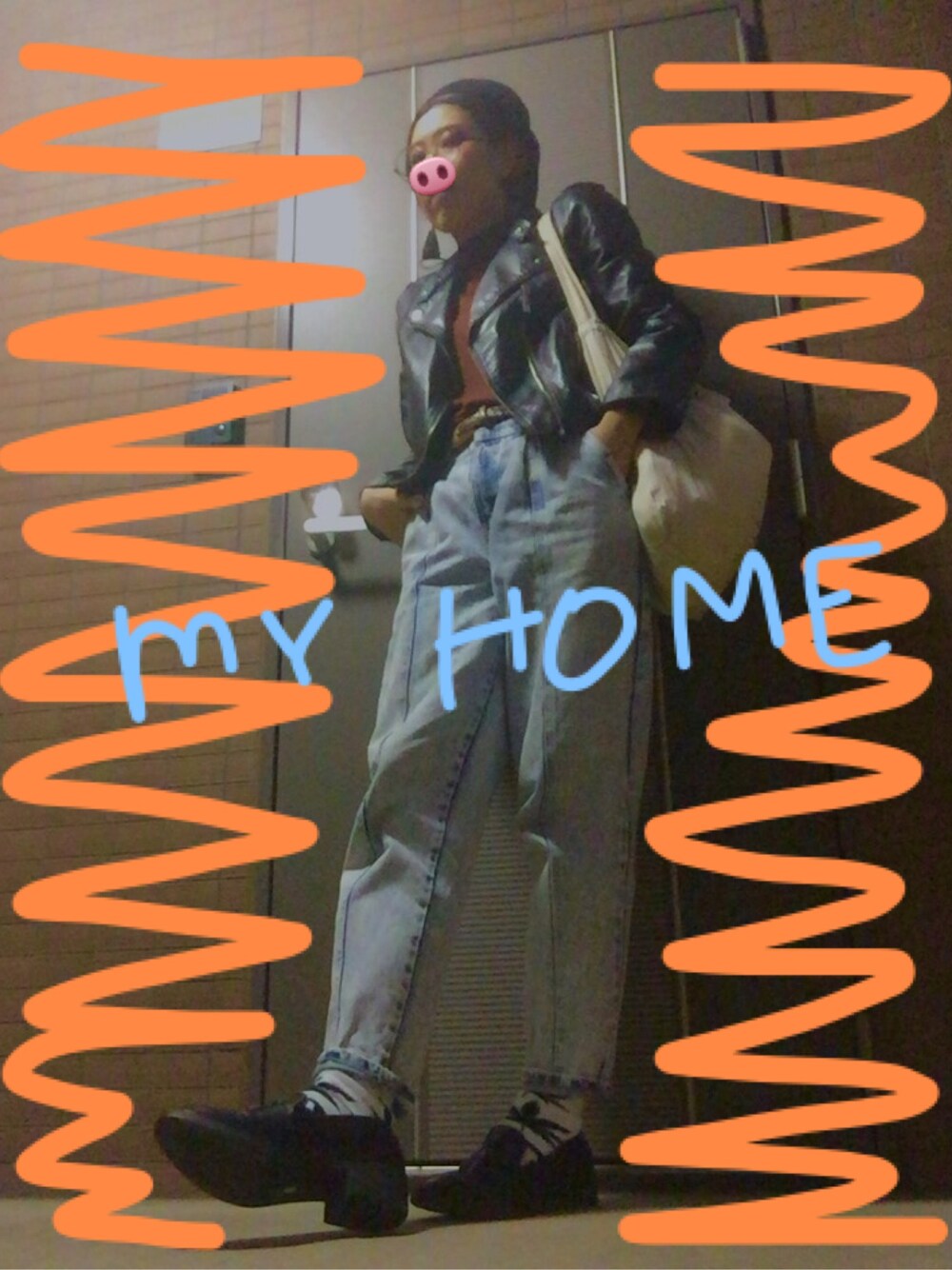 ブラック系のライダースジャケット、ブラウン系のニット/セーター、ブルー系のデニムパンツを着用したレディースの秋コーディネートの1枚目の写真